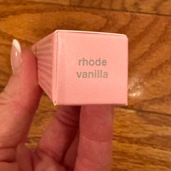 BNWB RHODE LIP PEPETIDE TREATMENT IN RHODE VANILLA - Picture 3 of 3